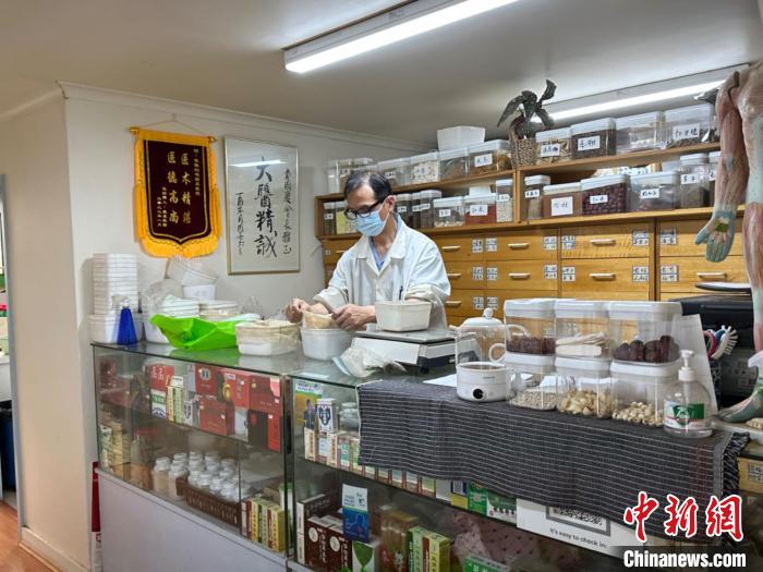 悉尼华人中医韦国庆 越来越多的澳大利亚人接受和尊重中医
